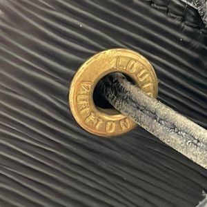 Louis Vuitton épi almost new 2 l Littles a scratches under net the purse